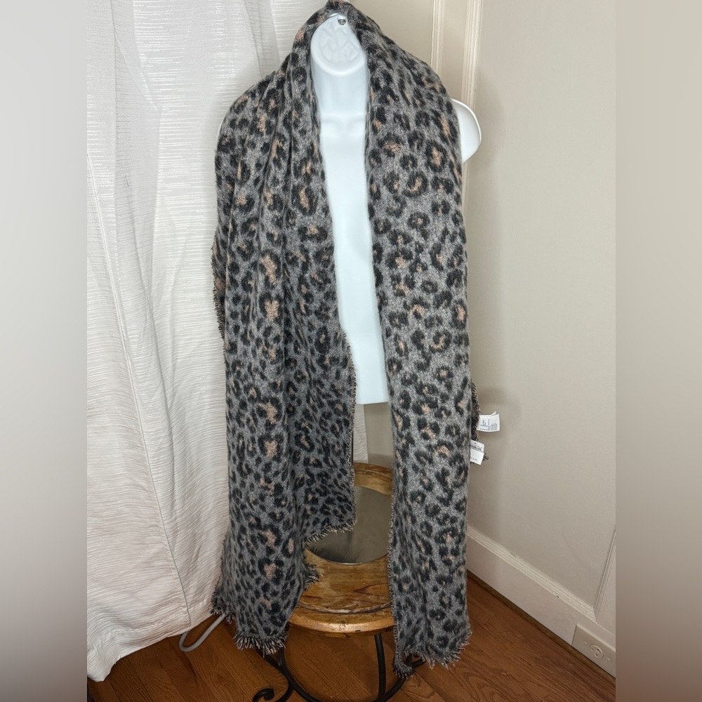 NWT American Eagle Women’s Pink and Gray Cheetah Print Scarf